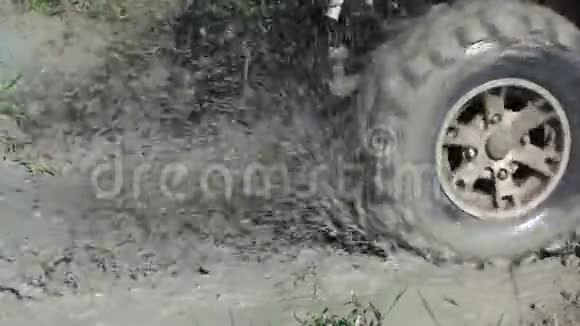 纺车越野轮溅污水视频的预览图
