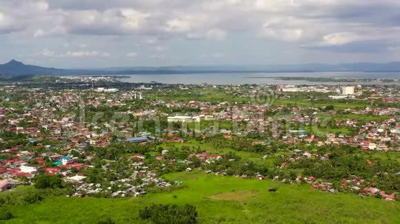 热带景观带Tacloban全景鸟瞰有积云的城镇和天空视频的预览图