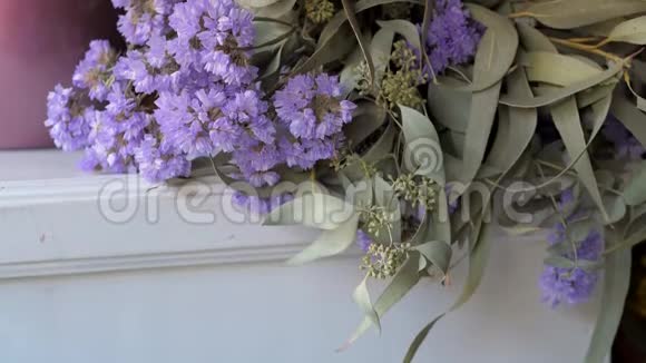 干燥的花束紫色的格子花和桉树花店装饰装修视频的预览图
