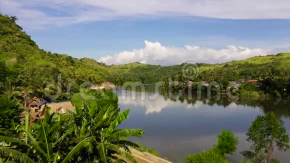 晴天的热带景观河边的村庄菲律宾的性质Sama视频的预览图