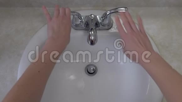 女人从POV的角度大力洗手视频的预览图