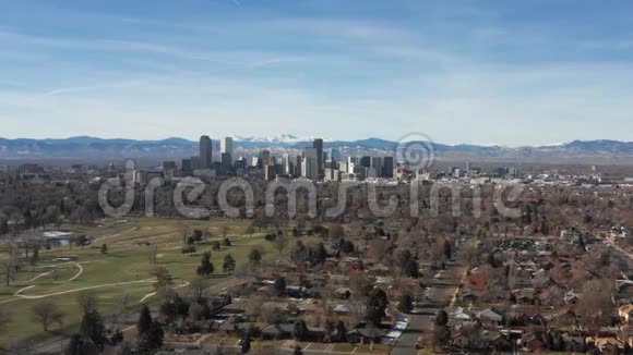 空中直升机4k镜头丹佛市中心视频的预览图