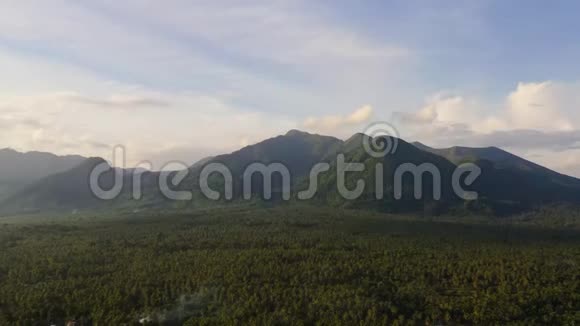 山景带云菲律宾吕宋岛上的山脉视频的预览图