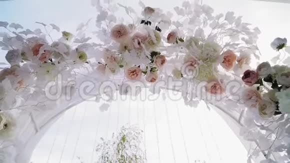 结婚登记的婚拱仪式美丽的花朵慢动作视频的预览图