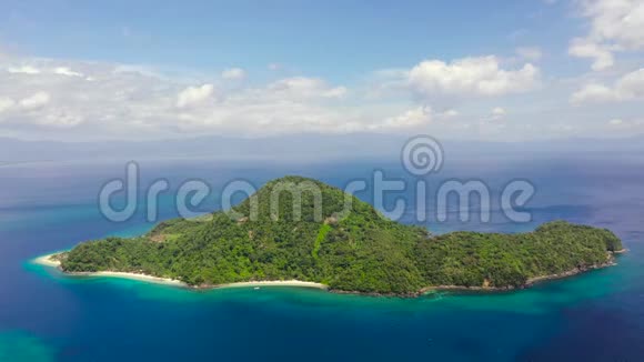 美丽的海湾有一个热带岛屿阿图拉扬岛菲律宾南部Camarines视频的预览图