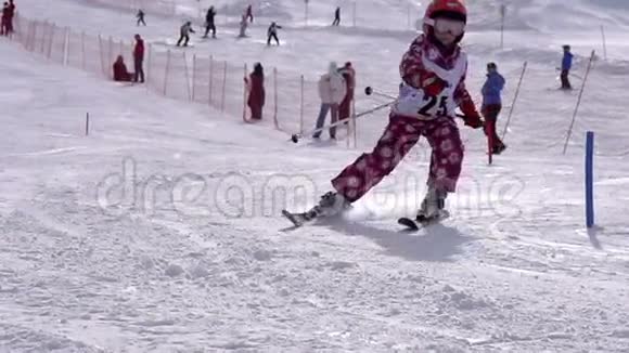 小滑雪者视频的预览图