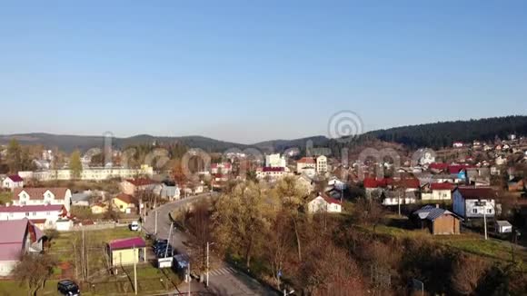 空中无人机在乌克兰喀尔巴阡山脉Skhidnytsya度假镇的视野中吊车射击Skhidnytsya的生活受欢迎的疗养胜地视频的预览图