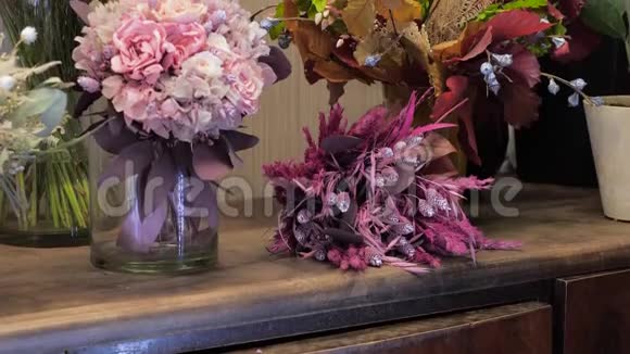 鲜花店出售的花束上有五颜六色的干花叶装饰和祝贺的宣誓视频的预览图