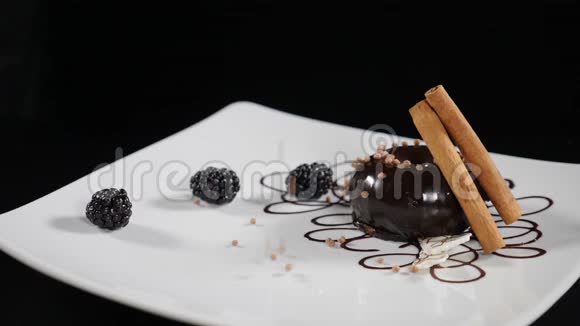 在餐厅工作的糖果师特写镜头提供黑背景厨房美味甜点的厨师视频的预览图