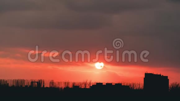 时光流逝美丽的橙色日落太阳在地平线以下在城市里视频的预览图