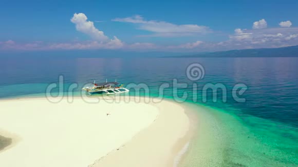 完美的海滩与蓝色的水和白色的沙子在热带岛屿海岸的船视频的预览图