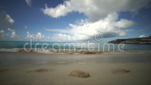 特写慢镜头海浪冲刷沙滩上的脚印视频的预览图