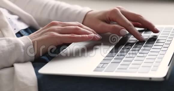 年轻休闲女性用户的手在笔记本电脑上打字特写视频的预览图