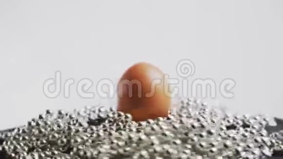假日复活节一个鸡蛋位于白色背景上的装饰装饰品上旋转360度视频的预览图