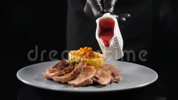 餐厅肉菜烹饪美味的菜肴用红牛莓酱浇在盘子里的肉片上视频的预览图
