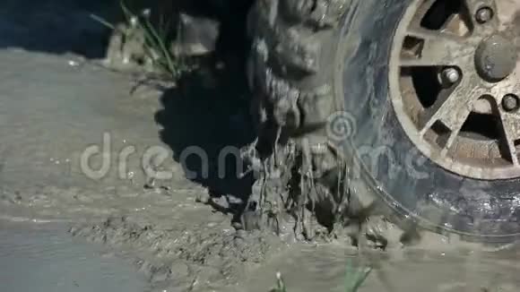在肮脏的水中极接近越野车轮旋转视频的预览图