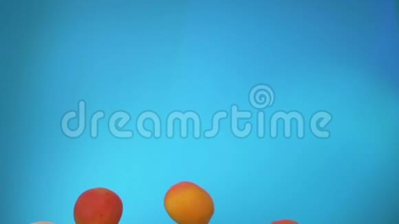 辣杏的一半在蓝色背景上飞起来视频的预览图