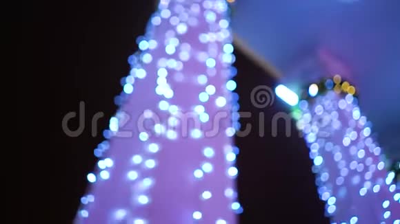 蓝色的柱子装饰着节日的蓝色灯光视频的预览图