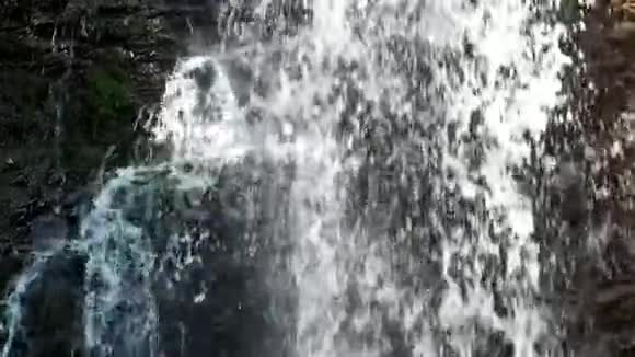 梯级特写水流缓慢运动视频的预览图