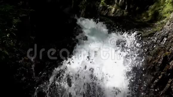 山瀑溅沫视频的预览图