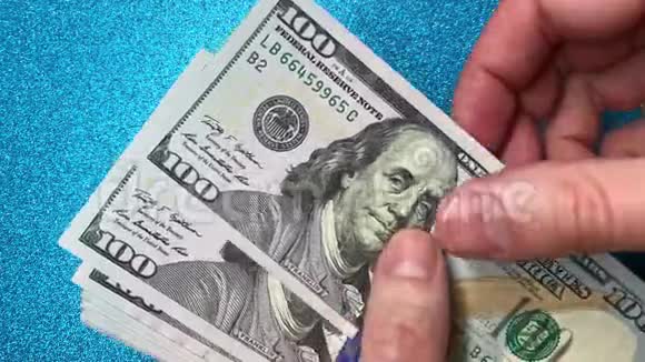 数着100美元钞票实时全高清视频镜头视频的预览图