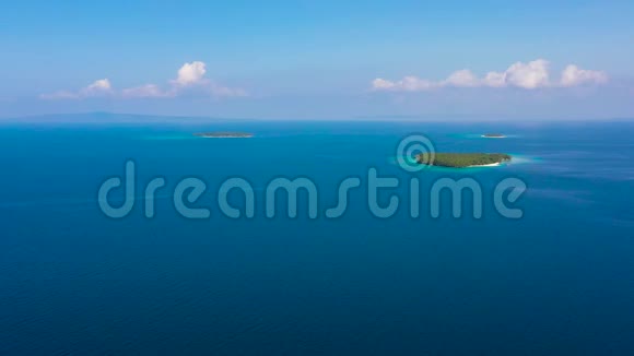 海景带小岛鸟瞰菲律宾群岛视频的预览图