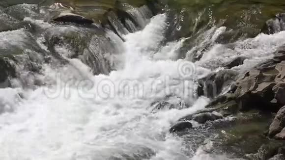 聚集泡沫状的瀑布水视频的预览图