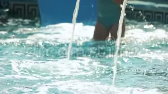 度假村游泳池的水流接近视频的预览图