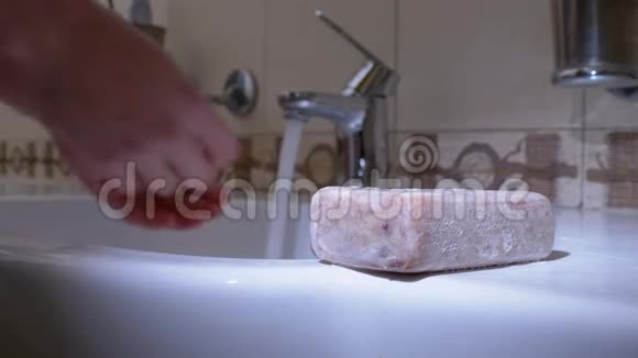 男人在洗手池里用洗手液洗手保护冠状病毒视频的预览图