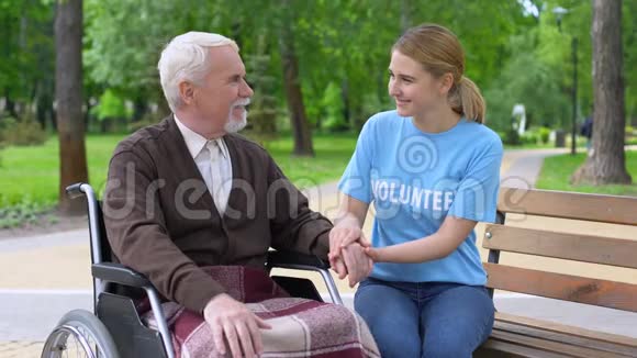 善良的年轻女性志愿者t恤牵着残疾男性的手耐心的支持视频的预览图