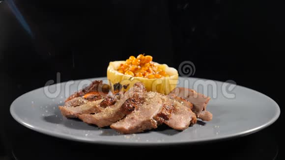 用气体燃烧器的火焰缓慢地烹饪食物鸭肉和烤苹果一起放在盘子里特写镜头视频的预览图