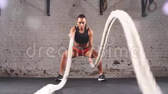 女人在健身房交叉健身时练习战绳锻炼视频的预览图