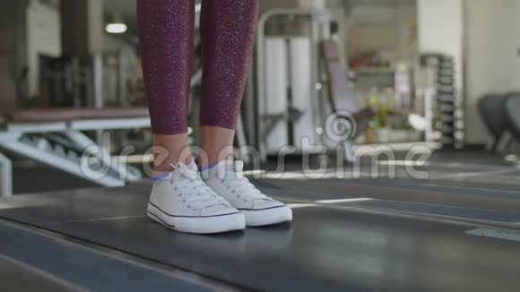 在跑步机上行走的女鞋腿视频的预览图
