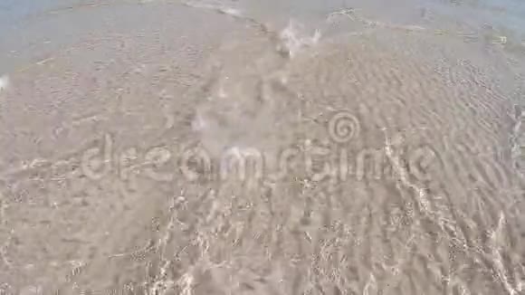 水晶清水和白沙的慢动作视频的预览图