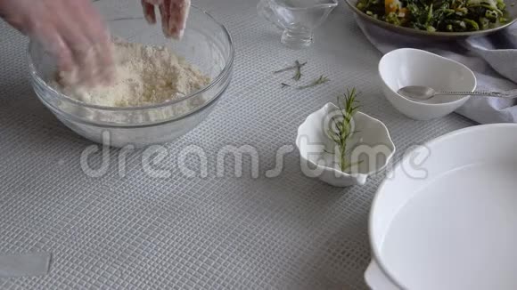女人手把水浇到面粉里揉捏自制面包店的主题视频的预览图
