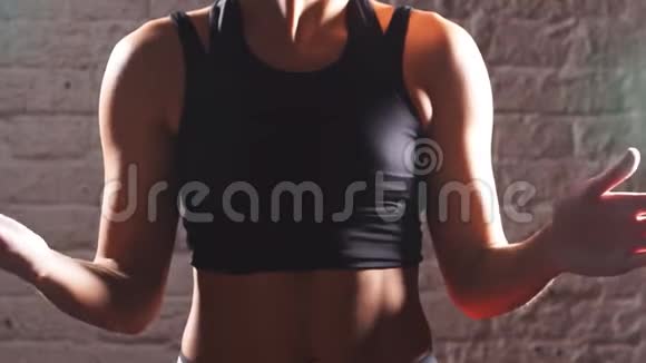 运动的年轻女子在健身房用粉笔粉擦手视频的预览图