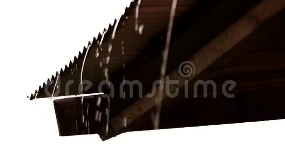 大雨从房子的屋顶流下视频的预览图