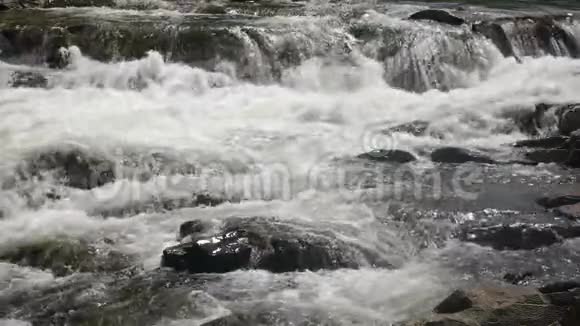 湍急的山瀑河与泡沫视频的预览图
