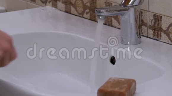 男人在洗手池里用洗手液洗手保护冠状病毒视频的预览图