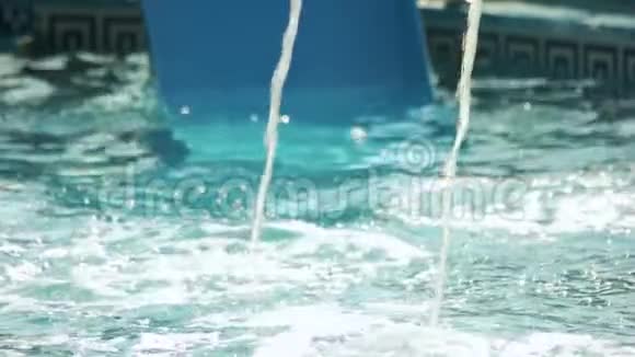 水射流将水注入游泳池视频的预览图