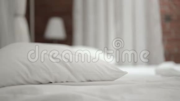 疲惫的年轻女子上床睡觉视频的预览图