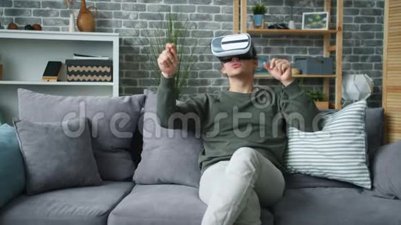 好看的男人玩虚拟现实眼镜手和头移动视频的预览图
