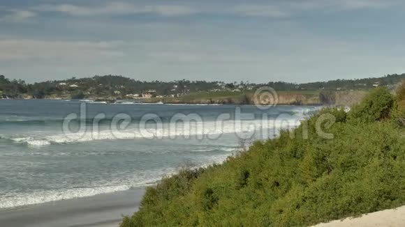 潮汐时沿海地卡梅尔北加利福尼亚海岸线的慢波视频的预览图
