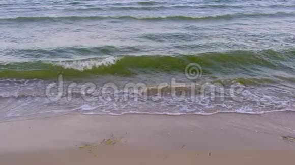 一个夏天黑海的波浪在沙质海岸上飞溅视频的预览图