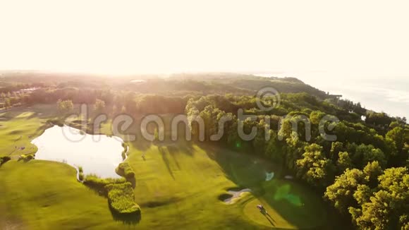 从无人驾驶飞机降落在高尔夫球场的视野视频的预览图