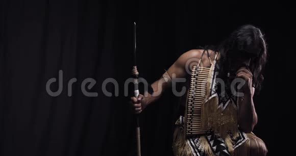 带着长矛穿着民族服装的美国本土人悲伤的想法视频的预览图