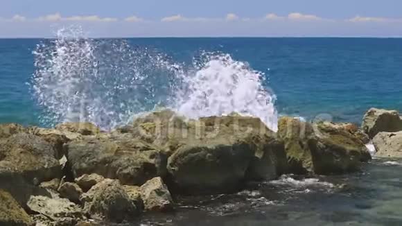 美丽的波浪景观在石头上刹车大西洋绿松石水和蓝天背景上的大岩石威廉斯塔德视频的预览图