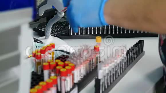 每个实验室的工作人员都把血样放在架子上并将其关闭科学医学研究探针试管视频的预览图