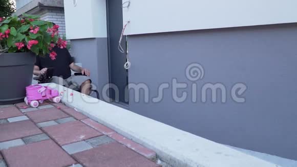 一名坐电动轮椅的男子在无障碍房屋内使用坡道的慢速录像视频的预览图