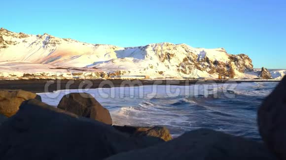 众所周知非常美丽的黑沙海滩在冰岛位于维克和Myrdal镇黄金时期的高分辨率镜头视频的预览图